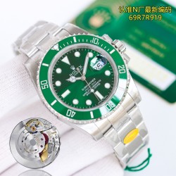 超強防水バージョン、ロレックス ROLEX V12版サブマリナーが勢いよく登場！ロレックスのサブマリナーです。全体のセラミックビザーが一新され、また「サファイア夜光石」と「ワンタッチスプリングバッククラスプ」の二大独自技術を実現しました。 【サファイア夜光石】の独自技術では、夜光石の外層にサファイアミラーを取り付けました。 【ビザーの目盛りが黒ずまない】ビザーの目盛りには物理気相堆積技術を採用し、白金粉を高温で文字に塗布しており、文字の色が長持ちし、水や油にさらされても色落ちや黒ずみが起こりません。 【内