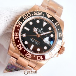 ロレックス ROLEX が大爆発的に登場！グリニッジ 、指針は、メッキ白金をアップグレードし、どんな角度から見ても輝きを感じることができます。特殊な針先の技術を採用しており、夜光塗料にはスイス産の青緑色の夜光塗料を使用し、夜光効果を完璧に再現しています。時計盤は、立体印刷で、メッキ白金を使用し、中心軸が下がっており、カレンダーも下がっています。リング：真っ暗な青と黒のリング/赤と青のリング/黒のリング/本物のセラミックで、いずれも白金で埋められています。カレンダー：新バージョンのロレックスのカレンダーの文