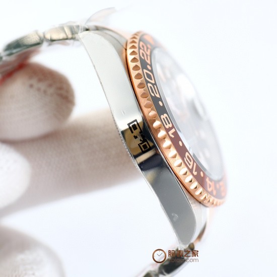 ロレックス ROLEX が大爆発的に登場!グリニッジ 、指針は、メッキ白金をアップグレードし、どんな角度から見ても輝きを感じることができます。特殊な針先の技術を採用しており、夜光塗料にはスイス産の青緑色の夜光塗料を使用し、夜光効果を完璧に再現しています。時計盤は、立体印刷で、メッキ白金を使用し、中心軸が下がっており、カレンダーも下がっています。リング:真っ暗な青と黒のリング/赤と青のリング/黒のリング/本物のセラミックで、いずれも白金で埋められています。カレンダー:新バージョンのロレックスのカレンダーの文 ロレックス ROLEX が大爆発的に登場!グリニッジ 、指針は、メッキ白金をアップグレードし、どんな角度から見ても輝きを感じることができます。特殊な針先の技術を採用しており、夜光塗料にはスイス産の青緑色の夜光塗料を使用し、夜光効果を完璧に再現しています。時計盤は、立体印刷で、メッキ白金を使用し、中心軸が下がっており、カレンダーも下がっています。リング:真っ暗な青と黒のリング/赤と青のリング/黒のリング/本物のセラミックで、いずれも白金で埋められています。カレンダー:新バージョンのロレックスのカレンダーの文