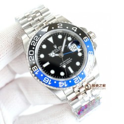 ロレックス ROLEX が大爆発的に登場！グリニッジ 、指針は、メッキ白金をアップグレードし、どんな角度から見ても輝きを感じることができます。特殊な針先の技術を採用しており、夜光塗料にはスイス産の青緑色の夜光塗料を使用し、夜光効果を完璧に再現しています。時計盤は、立体印刷で、メッキ白金を使用し、中心軸が下がっており、カレンダーも下がっています。リング：真っ暗な青と黒のリング/赤と青のリング/黒のリング/本物のセラミックで、いずれも白金で埋められています。カレンダー：新バージョンのロレックスのカレンダーの文