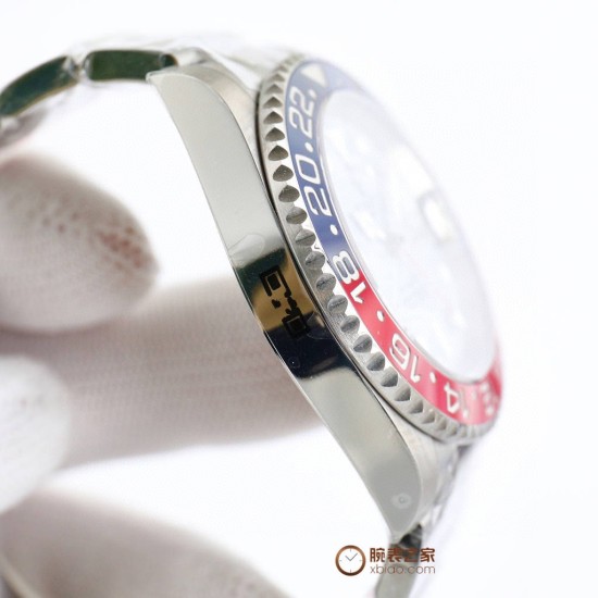 ロレックス ROLEX が大爆発的に登場!グリニッジ 、指針は、メッキ白金をアップグレードし、どんな角度から見ても輝きを感じることができます。特殊な針先の技術を採用しており、夜光塗料にはスイス産の青緑色の夜光塗料を使用し、夜光効果を完璧に再現しています。時計盤は、立体印刷で、メッキ白金を使用し、中心軸が下がっており、カレンダーも下がっています。リング:真っ暗な青と黒のリング/赤と青のリング/黒のリング/本物のセラミックで、いずれも白金で埋められています。カレンダー:新バージョンのロレックスのカレンダーの文 ロレックス ROLEX が大爆発的に登場!グリニッジ 、指針は、メッキ白金をアップグレードし、どんな角度から見ても輝きを感じることができます。特殊な針先の技術を採用しており、夜光塗料にはスイス産の青緑色の夜光塗料を使用し、夜光効果を完璧に再現しています。時計盤は、立体印刷で、メッキ白金を使用し、中心軸が下がっており、カレンダーも下がっています。リング:真っ暗な青と黒のリング/赤と青のリング/黒のリング/本物のセラミックで、いずれも白金で埋められています。カレンダー:新バージョンのロレックスのカレンダーの文