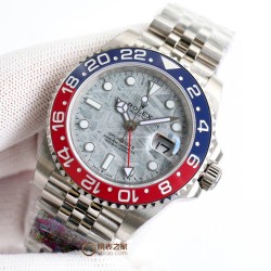 ロレックス ROLEX が大爆発的に登場！グリニッジ 、指針は、メッキ白金をアップグレードし、どんな角度から見ても輝きを感じることができます。特殊な針先の技術を採用しており、夜光塗料にはスイス産の青緑色の夜光塗料を使用し、夜光効果を完璧に再現しています。時計盤は、立体印刷で、メッキ白金を使用し、中心軸が下がっており、カレンダーも下がっています。リング：真っ暗な青と黒のリング/赤と青のリング/黒のリング/本物のセラミックで、いずれも白金で埋められています。カレンダー：新バージョンのロレックスのカレンダーの文