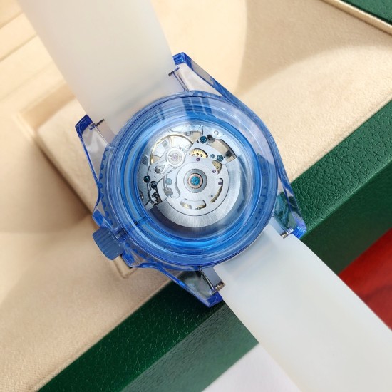 ロレックスウォーターキング!『サファイアクリスタル透視バージョン』!技術的な壁を突破し、材料の革新と時計の透視加工を完璧に結合させました。 全水晶製のケースは、機械のダイナミックな美しさを死角なく表現しています。ケースの外側には均等に白色の目盛りが配置されており、透明なケースのデザインと相まっています。 ダイヤルガラスはサファイアガラス素材で、シンプルな大三針デザイン、クラシックなベンツマーク、下がった夜光塗料ははみ出さず、整然としています。ダイヤルは機械構造から再設計され、ムーブメントと一体化し、透視加 ロレックスウォーターキング!『サファイアクリスタル透視バージョン』!技術的な壁を突破し、材料の革新と時計の透視加工を完璧に結合させました。 全水晶製のケースは、機械のダイナミックな美しさを死角なく表現しています。ケースの外側には均等に白色の目盛りが配置されており、透明なケースのデザインと相まっています。 ダイヤルガラスはサファイアガラス素材で、シンプルな大三針デザイン、クラシックなベンツマーク、下がった夜光塗料ははみ出さず、整然としています。ダイヤルは機械構造から再設計され、ムーブメントと一体化し、透視加