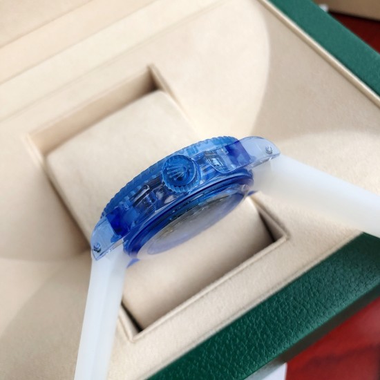 ロレックスウォーターキング!『サファイアクリスタル透視バージョン』!技術的な壁を突破し、材料の革新と時計の透視加工を完璧に結合させました。 全水晶製のケースは、機械のダイナミックな美しさを死角なく表現しています。ケースの外側には均等に白色の目盛りが配置されており、透明なケースのデザインと相まっています。 ダイヤルガラスはサファイアガラス素材で、シンプルな大三針デザイン、クラシックなベンツマーク、下がった夜光塗料ははみ出さず、整然としています。ダイヤルは機械構造から再設計され、ムーブメントと一体化し、透視加 ロレックスウォーターキング!『サファイアクリスタル透視バージョン』!技術的な壁を突破し、材料の革新と時計の透視加工を完璧に結合させました。 全水晶製のケースは、機械のダイナミックな美しさを死角なく表現しています。ケースの外側には均等に白色の目盛りが配置されており、透明なケースのデザインと相まっています。 ダイヤルガラスはサファイアガラス素材で、シンプルな大三針デザイン、クラシックなベンツマーク、下がった夜光塗料ははみ出さず、整然としています。ダイヤルは機械構造から再設計され、ムーブメントと一体化し、透視加