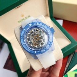 ロレックスウォーターキング！『サファイアクリスタル透視バージョン』！技術的な壁を突破し、材料の革新と時計の透視加工を完璧に結合させました。 全水晶製のケースは、機械のダイナミックな美しさを死角なく表現しています。ケースの外側には均等に白色の目盛りが配置されており、透明なケースのデザインと相まっています。 ダイヤルガラスはサファイアガラス素材で、シンプルな大三針デザイン、クラシックなベンツマーク、下がった夜光塗料ははみ出さず、整然としています。ダイヤルは機械構造から再設計され、ムーブメントと一体化し、透視加