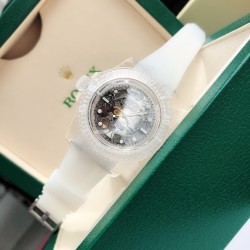 ロレックスウォーターキング！『サファイアクリスタル透視バージョン』！技術的な壁を突破し、材料の革新と時計の透視加工を完璧に結合させました。 全水晶製のケースは、機械のダイナミックな美しさを死角なく表現しています。ケースの外側には均等に白色の目盛りが配置されており、透明なケースのデザインと相まっています。 ダイヤルガラスはサファイアガラス素材で、シンプルな大三針デザイン、クラシックなベンツマーク、下がった夜光塗料ははみ出さず、整然としています。ダイヤルは機械構造から再設計され、ムーブメントと一体化し、透視加