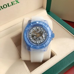 ロレックスウォーターキング！『サファイアクリスタル透視バージョン』！技術的な壁を突破し、材料の革新と時計の透視加工を完璧に結合させました。 全水晶製のケースは、機械のダイナミックな美しさを死角なく表現しています。ケースの外側には均等に白色の目盛りが配置されており、透明なケースのデザインと相まっています。 ダイヤルガラスはサファイアガラス素材で、シンプルな大三針デザイン、クラシックなベンツマーク、下がった夜光塗料ははみ出さず、整然としています。ダイヤルは機械構造から再設計され、ムーブメントと一体化し、透視加