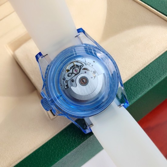 ロレックスウォーターキング!『サファイアクリスタル透視バージョン』!技術的な壁を突破し、材料の革新と時計の透視加工を完璧に結合させました。 全水晶製のケースは、機械のダイナミックな美しさを死角なく表現しています。ケースの外側には均等に白色の目盛りが配置されており、透明なケースのデザインと相まっています。 ダイヤルガラスはサファイアガラス素材で、シンプルな大三針デザイン、クラシックなベンツマーク、下がった夜光塗料ははみ出さず、整然としています。ダイヤルは機械構造から再設計され、ムーブメントと一体化し、透視加 ロレックスウォーターキング!『サファイアクリスタル透視バージョン』!技術的な壁を突破し、材料の革新と時計の透視加工を完璧に結合させました。 全水晶製のケースは、機械のダイナミックな美しさを死角なく表現しています。ケースの外側には均等に白色の目盛りが配置されており、透明なケースのデザインと相まっています。 ダイヤルガラスはサファイアガラス素材で、シンプルな大三針デザイン、クラシックなベンツマーク、下がった夜光塗料ははみ出さず、整然としています。ダイヤルは機械構造から再設計され、ムーブメントと一体化し、透視加