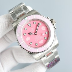 ロレックス - ROLEXの「粉水鬼」限定版、ピーチ・ピッグ（ペッパ・ピッグ）をモチーフにしたBLAKEN限定発売モデルです。ワンボディ式の3135オートマチックメカニカルムーブメントを搭載しています。904L精鋼のケースとサファイアガラスの鏡面を採用しており、ケース径は40mm、ケース厚は10mmです。ゴムベルトとステンレスベルトを選択できます。この腕時計はウォッチ愛好家の間で大人気で、男性も女性も様々なシーンで着用するのに適しています。それぞれの独特な個性と魅力的な風采を引き立てます。