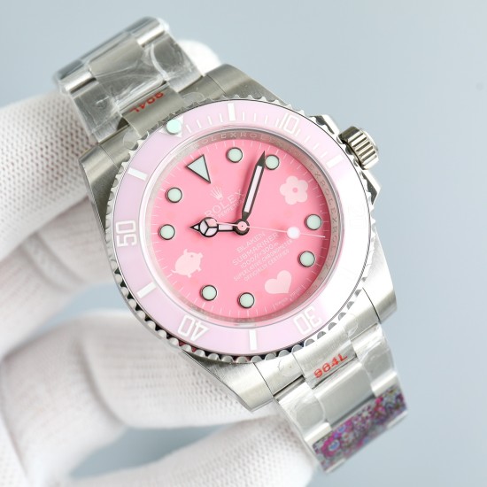 ロレックス - ROLEXの「粉水鬼」限定版、ピーチ・ピッグ(ペッパ・ピッグ)をモチーフにしたBLAKEN限定発売モデルです。ワンボディ式の3135オートマチックメカニカルムーブメントを搭載しています。904L精鋼のケースとサファイアガラスの鏡面を採用しており、ケース径は40mm、ケース厚は10mmです。ゴムベルトとステンレスベルトを選択できます。この腕時計はウォッチ愛好家の間で大人気で、男性も女性も様々なシーンで着用するのに適しています。それぞれの独特な個性と魅力的な風采を引き立てます。 ロレックス - ROLEXの「粉水鬼」限定版、ピーチ・ピッグ(ペッパ・ピッグ)をモチーフにしたBLAKEN限定発売モデルです。ワンボディ式の3135オートマチックメカニカルムーブメントを搭載しています。904L精鋼のケースとサファイアガラスの鏡面を採用しており、ケース径は40mm、ケース厚は10mmです。ゴムベルトとステンレスベルトを選択できます。この腕時計はウォッチ愛好家の間で大人気で、男性も女性も様々なシーンで着用するのに適しています。それぞれの独特な個性と魅力的な風采を引き立てます。