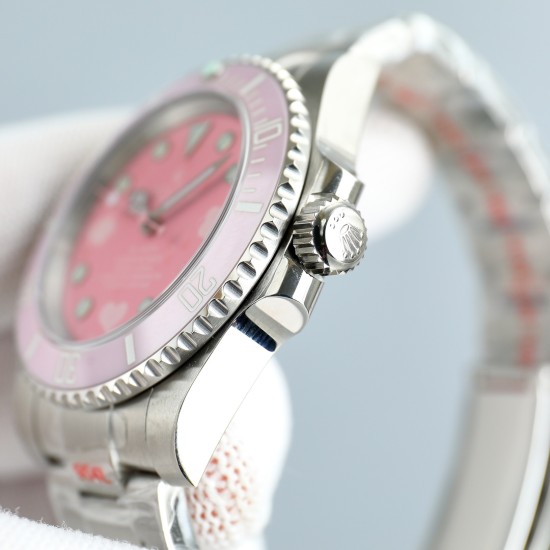 ロレックス - ROLEXの「粉水鬼」限定版、ピーチ・ピッグ(ペッパ・ピッグ)をモチーフにしたBLAKEN限定発売モデルです。ワンボディ式の3135オートマチックメカニカルムーブメントを搭載しています。904L精鋼のケースとサファイアガラスの鏡面を採用しており、ケース径は40mm、ケース厚は10mmです。ゴムベルトとステンレスベルトを選択できます。この腕時計はウォッチ愛好家の間で大人気で、男性も女性も様々なシーンで着用するのに適しています。それぞれの独特な個性と魅力的な風采を引き立てます。 ロレックス - ROLEXの「粉水鬼」限定版、ピーチ・ピッグ(ペッパ・ピッグ)をモチーフにしたBLAKEN限定発売モデルです。ワンボディ式の3135オートマチックメカニカルムーブメントを搭載しています。904L精鋼のケースとサファイアガラスの鏡面を採用しており、ケース径は40mm、ケース厚は10mmです。ゴムベルトとステンレスベルトを選択できます。この腕時計はウォッチ愛好家の間で大人気で、男性も女性も様々なシーンで着用するのに適しています。それぞれの独特な個性と魅力的な風采を引き立てます。