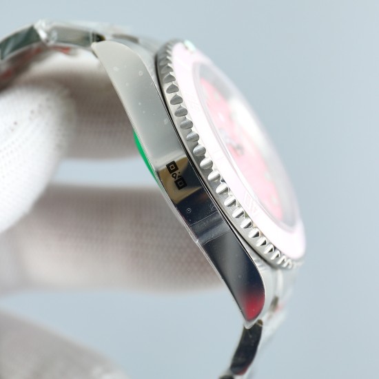 ロレックス - ROLEXの「粉水鬼」限定版、ピーチ・ピッグ(ペッパ・ピッグ)をモチーフにしたBLAKEN限定発売モデルです。ワンボディ式の3135オートマチックメカニカルムーブメントを搭載しています。904L精鋼のケースとサファイアガラスの鏡面を採用しており、ケース径は40mm、ケース厚は10mmです。ゴムベルトとステンレスベルトを選択できます。この腕時計はウォッチ愛好家の間で大人気で、男性も女性も様々なシーンで着用するのに適しています。それぞれの独特な個性と魅力的な風采を引き立てます。 ロレックス - ROLEXの「粉水鬼」限定版、ピーチ・ピッグ(ペッパ・ピッグ)をモチーフにしたBLAKEN限定発売モデルです。ワンボディ式の3135オートマチックメカニカルムーブメントを搭載しています。904L精鋼のケースとサファイアガラスの鏡面を採用しており、ケース径は40mm、ケース厚は10mmです。ゴムベルトとステンレスベルトを選択できます。この腕時計はウォッチ愛好家の間で大人気で、男性も女性も様々なシーンで着用するのに適しています。それぞれの独特な個性と魅力的な風采を引き立てます。