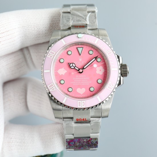 ロレックス - ROLEXの「粉水鬼」限定版、ピーチ・ピッグ(ペッパ・ピッグ)をモチーフにしたBLAKEN限定発売モデルです。ワンボディ式の3135オートマチックメカニカルムーブメントを搭載しています。904L精鋼のケースとサファイアガラスの鏡面を採用しており、ケース径は40mm、ケース厚は10mmです。ゴムベルトとステンレスベルトを選択できます。この腕時計はウォッチ愛好家の間で大人気で、男性も女性も様々なシーンで着用するのに適しています。それぞれの独特な個性と魅力的な風采を引き立てます。 ロレックス - ROLEXの「粉水鬼」限定版、ピーチ・ピッグ(ペッパ・ピッグ)をモチーフにしたBLAKEN限定発売モデルです。ワンボディ式の3135オートマチックメカニカルムーブメントを搭載しています。904L精鋼のケースとサファイアガラスの鏡面を採用しており、ケース径は40mm、ケース厚は10mmです。ゴムベルトとステンレスベルトを選択できます。この腕時計はウォッチ愛好家の間で大人気で、男性も女性も様々なシーンで着用するのに適しています。それぞれの独特な個性と魅力的な風采を引き立てます。
