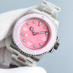 ロレックス - ROLEXの「粉水鬼」限定版、ピーチ・ピッグ（ペッパ・ピッグ）をモチーフにしたBLAKEN限定発売モデルです。ワンボディ式の3135オートマチックメカニカルムーブメントを搭載しています。904L精鋼のケースとサファイアガラスの鏡面を採用しており、ケース径は40mm、ケース厚は10mmです。ゴムベルトとステンレスベルトを選択できます。この腕時計はウォッチ愛好家の間で大人気で、男性も女性も様々なシーンで着用するのに適しています。それぞれの独特な個性と魅力的な風采を引き立てます。