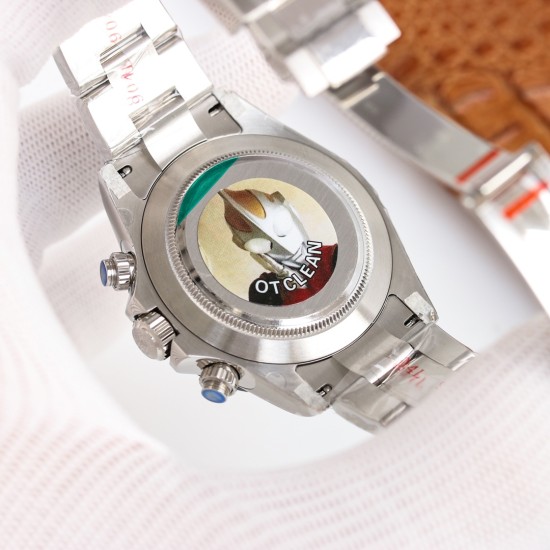 ロレックス(ROLEX)、ケースの厚さは 12.2~12.4mm すべてのケースにはドイツ産の904L精鋼が採用されており、完全に透明なサファイアガラスが使用されています。エッジ部分は小さなR楕円形のデザインで、視覚的にも優れています。夜光部分にはスイス産の夜光塗料が使用されています。ゴムベルトのバンド留め具は折り畳み式の留め具が採用されています。ステンレスベルトのケースもすべてドイツ産の904L精鋼を使用しており、完全に透明なサファイアガラスを採用し、エッジ部分は小さなR楕円形のデザインです。手触りで感 ロレックス(ROLEX)、ケースの厚さは 12.2~12.4mm すべてのケースにはドイツ産の904L精鋼が採用されており、完全に透明なサファイアガラスが使用されています。エッジ部分は小さなR楕円形のデザインで、視覚的にも優れています。夜光部分にはスイス産の夜光塗料が使用されています。ゴムベルトのバンド留め具は折り畳み式の留め具が採用されています。ステンレスベルトのケースもすべてドイツ産の904L精鋼を使用しており、完全に透明なサファイアガラスを採用し、エッジ部分は小さなR楕円形のデザインです。手触りで感