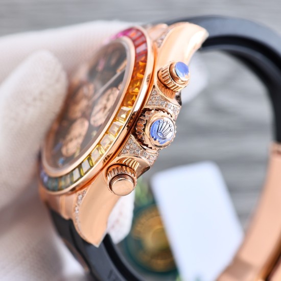 レインボーの頂上を飛び越える---ロレックス ROLEX レインボービーズのデイトナ プラチナメントの目、Cal.7750メカニカルクロノグラフ「二代目レインボーデイトナ」のケースとバンドは316Lステンレス鋼を使用しています。時計ケースのすべての細部は、さらに人工的な工程で磨き上げ、研磨され、検査されており、仕上がりは非常に精巧です。ビーズの角度と宝石の大きさ、数、色はレインボーのようにグラデーションしています。ガラスにはサファイアガラスを使用しており、透き通った鏡面効果があります。ムーブメントには77 レインボーの頂上を飛び越える---ロレックス ROLEX レインボービーズのデイトナ プラチナメントの目、Cal.7750メカニカルクロノグラフ「二代目レインボーデイトナ」のケースとバンドは316Lステンレス鋼を使用しています。時計ケースのすべての細部は、さらに人工的な工程で磨き上げ、研磨され、検査されており、仕上がりは非常に精巧です。ビーズの角度と宝石の大きさ、数、色はレインボーのようにグラデーションしています。ガラスにはサファイアガラスを使用しており、透き通った鏡面効果があります。ムーブメントには77