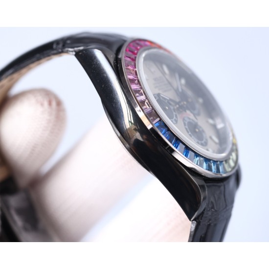 Rolexのレインボーダイヤモンドモデル!最新のカーボンブラックレプリカバージョン、サイズは40mm。ハイエンドな品質で実物撮影!フルブラックのスチールデイトナです!角形の大きなパックドダイヤモンドの目盛りで、上向きのストリップ状の宝石目盛りに変更されました。なおさら貴重なことに、これらの宝石目盛りの並び方も同様にグラデーション効果を呈しており、そして外輪のグラデーション宝石の色合いとも一 一対応しています。 Rolexのレインボーダイヤモンドモデル!最新のカーボンブラックレプリカバージョン、サイズは40mm。ハイエンドな品質で実物撮影!フルブラックのスチールデイトナです!角形の大きなパックドダイヤモンドの目盛りで、上向きのストリップ状の宝石目盛りに変更されました。なおさら貴重なことに、これらの宝石目盛りの並び方も同様にグラデーション効果を呈しており、そして外輪のグラデーション宝石の色合いとも一 一対応しています。