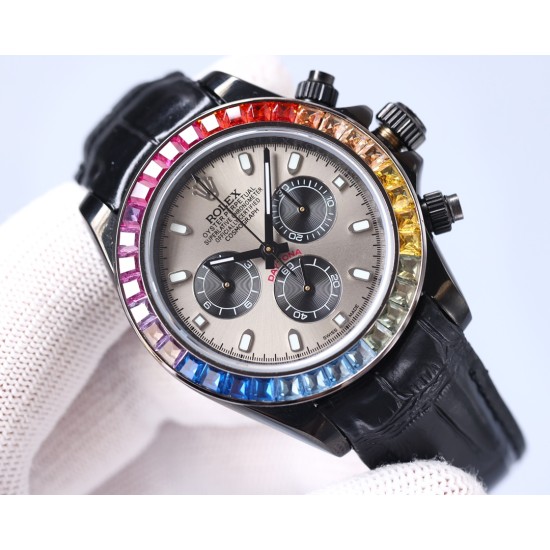 Rolexのレインボーダイヤモンドモデル!最新のカーボンブラックレプリカバージョン、サイズは40mm。ハイエンドな品質で実物撮影!フルブラックのスチールデイトナです!角形の大きなパックドダイヤモンドの目盛りで、上向きのストリップ状の宝石目盛りに変更されました。なおさら貴重なことに、これらの宝石目盛りの並び方も同様にグラデーション効果を呈しており、そして外輪のグラデーション宝石の色合いとも一 一対応しています。 Rolexのレインボーダイヤモンドモデル!最新のカーボンブラックレプリカバージョン、サイズは40mm。ハイエンドな品質で実物撮影!フルブラックのスチールデイトナです!角形の大きなパックドダイヤモンドの目盛りで、上向きのストリップ状の宝石目盛りに変更されました。なおさら貴重なことに、これらの宝石目盛りの並び方も同様にグラデーション効果を呈しており、そして外輪のグラデーション宝石の色合いとも一 一対応しています。