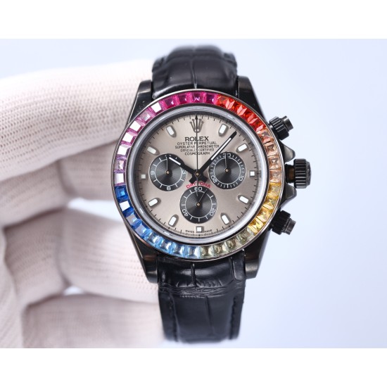 Rolexのレインボーダイヤモンドモデル!最新のカーボンブラックレプリカバージョン、サイズは40mm。ハイエンドな品質で実物撮影!フルブラックのスチールデイトナです!角形の大きなパックドダイヤモンドの目盛りで、上向きのストリップ状の宝石目盛りに変更されました。なおさら貴重なことに、これらの宝石目盛りの並び方も同様にグラデーション効果を呈しており、そして外輪のグラデーション宝石の色合いとも一 一対応しています。 Rolexのレインボーダイヤモンドモデル!最新のカーボンブラックレプリカバージョン、サイズは40mm。ハイエンドな品質で実物撮影!フルブラックのスチールデイトナです!角形の大きなパックドダイヤモンドの目盛りで、上向きのストリップ状の宝石目盛りに変更されました。なおさら貴重なことに、これらの宝石目盛りの並び方も同様にグラデーション効果を呈しており、そして外輪のグラデーション宝石の色合いとも一 一対応しています。