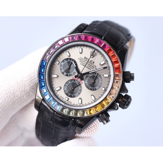 Rolexのレインボーダイヤモンドモデル!最新のカーボンブラックレプリカバージョン、サイズは40mm。ハイエンドな品質で実物撮影!フルブラックのスチールデイトナです!角形の大きなパックドダイヤモンドの目盛りで、上向きのストリップ状の宝石目盛りに変更されました。なおさら貴重なことに、これらの宝石目盛りの並び方も同様にグラデーション効果を呈しており、そして外輪のグラデーション宝石の色合いとも一 一対応しています。 Rolexのレインボーダイヤモンドモデル!最新のカーボンブラックレプリカバージョン、サイズは40mm。ハイエンドな品質で実物撮影!フルブラックのスチールデイトナです!角形の大きなパックドダイヤモンドの目盛りで、上向きのストリップ状の宝石目盛りに変更されました。なおさら貴重なことに、これらの宝石目盛りの並び方も同様にグラデーション効果を呈しており、そして外輪のグラデーション宝石の色合いとも一 一対応しています。