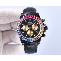 Rolexのレインボーダイヤモンドモデル！最新のカーボンブラックレプリカバージョン、サイズは40mm。ハイエンドな品質で実物撮影！フルブラックのスチールデイトナです！角形の大きなパックドダイヤモンドの目盛りで、上向きのストリップ状の宝石目盛りに変更されました。なおさら貴重なことに、これらの宝石目盛りの並び方も同様にグラデーション効果を呈しており、そして外輪のグラデーション宝石の色合いとも一 一対応しています。