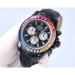 Rolexのレインボーダイヤモンドモデル！最新のカーボンブラックレプリカバージョン、サイズは40mm。ハイエンドな品質で実物撮影！フルブラックのスチールデイトナです！角形の大きなパックドダイヤモンドの目盛りで、上向きのストリップ状の宝石目盛りに変更されました。なおさら貴重なことに、これらの宝石目盛りの並び方も同様にグラデーション効果を呈しており、そして外輪のグラデーション宝石の色合いとも一 一対応しています。ケースとバンドは904L精鋼を使用した時計ケースで、上品な実芯リンクバンドで、着用感が快適で、操作