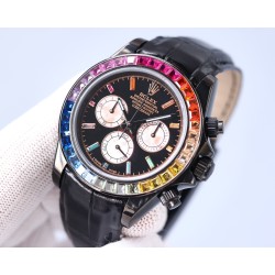 Rolexのレインボーダイヤモンドモデル！最新のカーボンブラックレプリカバージョン、サイズは40mm。ハイエンドな品質で実物撮影！フルブラックのスチールデイトナです！角形の大きなパックドダイヤモンドの目盛りで、上向きのストリップ状の宝石目盛りに変更されました。なおさら貴重なことに、これらの宝石目盛りの並び方も同様にグラデーション効果を呈しており、そして外輪のグラデーション宝石の色合いとも一 一対応しています。ケースとバンドは904L精鋼を使用した時計ケースで、上品な実芯リンクバンドで、着用感が快適で、操作