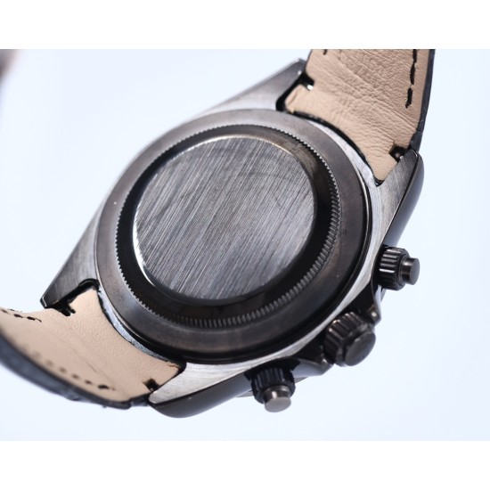 Rolexのレインボーダイヤモンドモデル!最新のカーボンブラックレプリカバージョン、サイズは40mm。ハイエンドな品質で実物撮影!フルブラックのスチールデイトナです!角形の大きなパックドダイヤモンドの目盛りで、上向きのストリップ状の宝石目盛りに変更されました。なおさら貴重なことに、これらの宝石目盛りの並び方も同様にグラデーション効果を呈しており、そして外輪のグラデーション宝石の色合いとも一 一対応しています。 Rolexのレインボーダイヤモンドモデル!最新のカーボンブラックレプリカバージョン、サイズは40mm。ハイエンドな品質で実物撮影!フルブラックのスチールデイトナです!角形の大きなパックドダイヤモンドの目盛りで、上向きのストリップ状の宝石目盛りに変更されました。なおさら貴重なことに、これらの宝石目盛りの並び方も同様にグラデーション効果を呈しており、そして外輪のグラデーション宝石の色合いとも一 一対応しています。