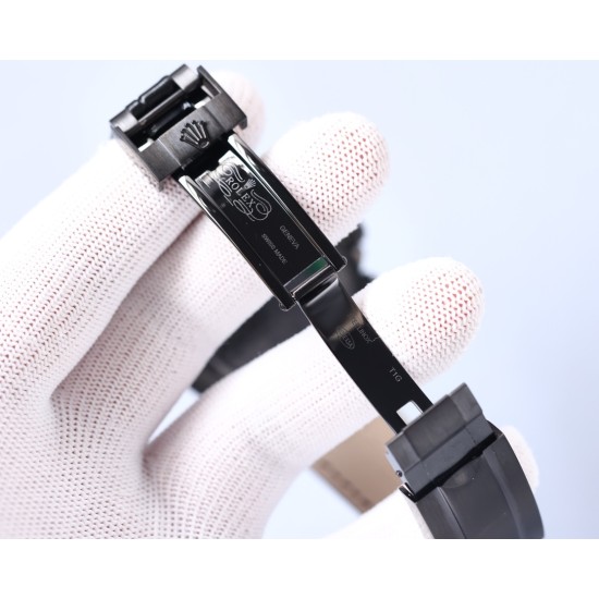 Rolexのレインボーダイヤモンドモデル!最新のカーボンブラックレプリカバージョン、サイズは40mm。ハイエンドな品質で実物撮影!フルブラックのスチールデイトナです!角形の大きなパックドダイヤモンドの目盛りで、上向きのストリップ状の宝石目盛りに変更されました。なおさら貴重なことに、これらの宝石目盛りの並び方も同様にグラデーション効果を呈しており、そして外輪のグラデーション宝石の色合いとも一 一対応しています。 Rolexのレインボーダイヤモンドモデル!最新のカーボンブラックレプリカバージョン、サイズは40mm。ハイエンドな品質で実物撮影!フルブラックのスチールデイトナです!角形の大きなパックドダイヤモンドの目盛りで、上向きのストリップ状の宝石目盛りに変更されました。なおさら貴重なことに、これらの宝石目盛りの並び方も同様にグラデーション効果を呈しており、そして外輪のグラデーション宝石の色合いとも一 一対応しています。