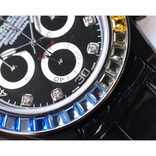 Rolexのレインボーダイヤモンドモデル!最新のカーボンブラックレプリカバージョン、サイズは40mm。ハイエンドな品質で実物撮影!フルブラックのスチールデイトナです!角形の大きなパックドダイヤモンドの目盛りで、上向きのストリップ状の宝石目盛りに変更されました。なおさら貴重なことに、これらの宝石目盛りの並び方も同様にグラデーション効果を呈しており、そして外輪のグラデーション宝石の色合いとも一 一対応しています。 Rolexのレインボーダイヤモンドモデル!最新のカーボンブラックレプリカバージョン、サイズは40mm。ハイエンドな品質で実物撮影!フルブラックのスチールデイトナです!角形の大きなパックドダイヤモンドの目盛りで、上向きのストリップ状の宝石目盛りに変更されました。なおさら貴重なことに、これらの宝石目盛りの並び方も同様にグラデーション効果を呈しており、そして外輪のグラデーション宝石の色合いとも一 一対応しています。