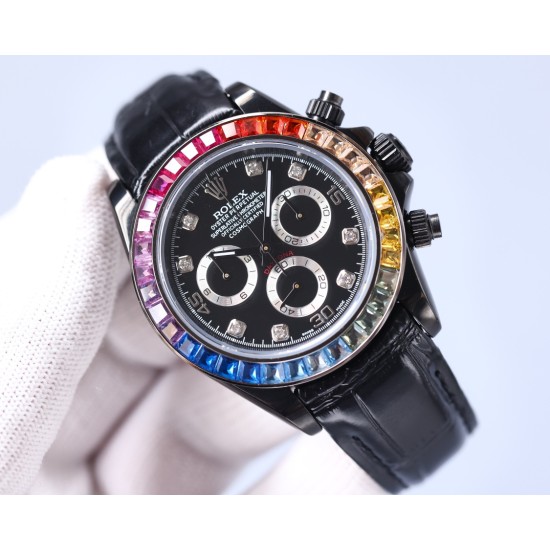 Rolexのレインボーダイヤモンドモデル!最新のカーボンブラックレプリカバージョン、サイズは40mm。ハイエンドな品質で実物撮影!フルブラックのスチールデイトナです!角形の大きなパックドダイヤモンドの目盛りで、上向きのストリップ状の宝石目盛りに変更されました。なおさら貴重なことに、これらの宝石目盛りの並び方も同様にグラデーション効果を呈しており、そして外輪のグラデーション宝石の色合いとも一 一対応しています。 Rolexのレインボーダイヤモンドモデル!最新のカーボンブラックレプリカバージョン、サイズは40mm。ハイエンドな品質で実物撮影!フルブラックのスチールデイトナです!角形の大きなパックドダイヤモンドの目盛りで、上向きのストリップ状の宝石目盛りに変更されました。なおさら貴重なことに、これらの宝石目盛りの並び方も同様にグラデーション効果を呈しており、そして外輪のグラデーション宝石の色合いとも一 一対応しています。