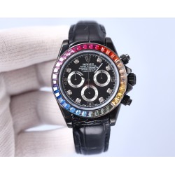 Rolexのレインボーダイヤモンドモデル！最新のカーボンブラックレプリカバージョン、サイズは40mm。ハイエンドな品質で実物撮影！フルブラックのスチールデイトナです！角形の大きなパックドダイヤモンドの目盛りで、上向きのストリップ状の宝石目盛りに変更されました。なおさら貴重なことに、これらの宝石目盛りの並び方も同様にグラデーション効果を呈しており、そして外輪のグラデーション宝石の色合いとも一 一対応しています。