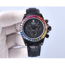 Rolexのレインボーダイヤモンドモデル！最新のカーボンブラックレプリカバージョン、サイズは40mm。ハイエンドな品質で実物撮影！フルブラックのスチールデイトナです！角形の大きなパックドダイヤモンドの目盛りで、上向きのストリップ状の宝石目盛りに変更されました。なおさら貴重なことに、これらの宝石目盛りの並び方も同様にグラデーション効果を呈しており、そして外輪のグラデーション宝石の色合いとも一 一対応しています。ケースとバンドは904L精鋼を使用した時計ケースで、上品な実芯リンクバンドで、着用感が快適で、操作